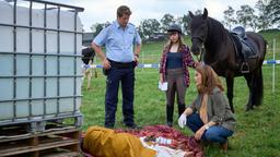 Jenny (Eva Bühnen) hat auf der Wiese einen Toten gefunden. Zusammen mit Marie (Katharina Wackernagel) und Heino (Sebastian Schwarz) inspiziert sie Ragulans Leiche.