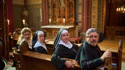 Lydia (Julia Schmitt), Gerlinde (Petra Kalkutschke), Heike (Petra Kleinert, 2.v.r) und Pastor Puttermann (Johannes Rotter) sind entsetzt. Sie werden verdächtigt, Irene Kübel (Svenja Hermuth, n.i.B.) umgebracht zu haben.