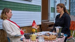 Rosi Gabler (Merle Wasmuth) besucht ihre Schwester Marie (Katharina Wackernagel) in deren Chalet auf dem Campingplatz. Können sie sich bei Kaffee und Kuchen endlich versöhnen?