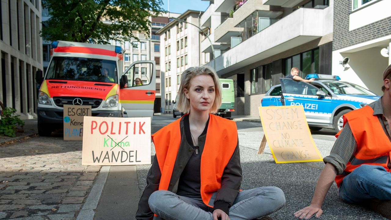 Anka Emem (Sarah Mahita) ist entsetzt darüber, wie aggressiv einige Leute auf ihren Klimaschutzprotest reagieren.