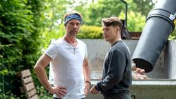 Frank (Matthias Schloo) und Björn Rothe (Felix Jordan) können sich über das Verhalten ihres Nachbarn Helmut Brehm nur wundern.