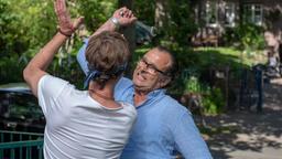 Helmut Brehm (Joachim Raaf) greift seinen Nachbarn Frank Rothe (Matthias Schloo) mit einem Schraubenschlüssel an.