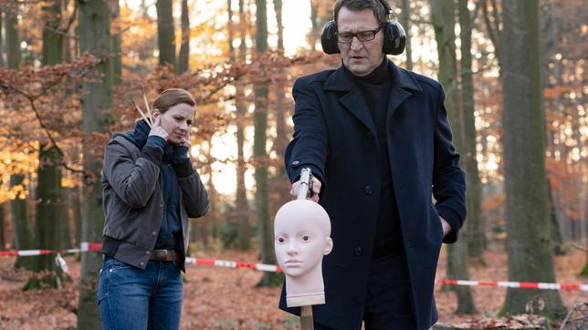 Lars (Ingo Naujoks) und Nina (Julia E. Lenska) simulieren den Tathergang.