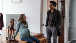 Line Grothmann (Picco von Groote) macht sich Sorgen um ihren Mann Jamal (Omar El-Saeidi).