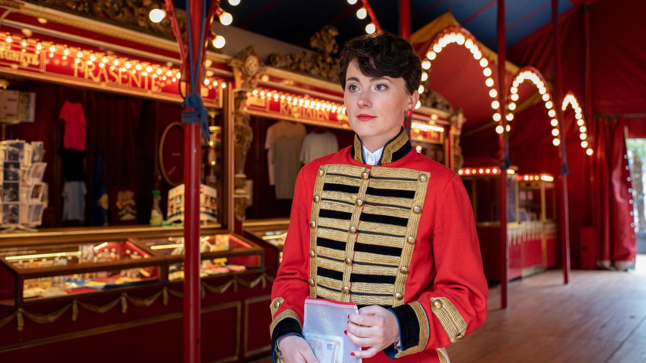 Mascha Petrowa (Natalya Bogdanis) steht in ihrer Uniform im Foyer des Zirkus.