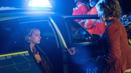 Nachdem Maja Brock (Barbara Prakopenka) angegriffen wurde, versucht Tomke Jennsen (Anjorka Strechel) sie zu beruhigen.