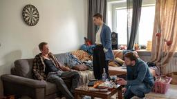 Nina (Julia E. Lenska) und Gregor (Jonas Minthe) überraschen Henning Mittergang (Vincent Krüger) nach einer durchzechten Nacht in dessen Wohnung.