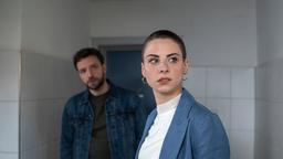 Nina (Julia E. Lenska) und Gregor (Jonas Minthe, h.) wundern sich: Wieso lässt ihr Zeuge Henning Mittergang die Polizei nicht in seine Wohnung?