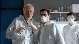 Prof. Grothmann (Frieder Venus) und Lars Englen (Ingo Naujoks) versuchen mit allen Mitteln, das gefährliche Gerangel mitten im Labor zu stoppen (mit Dennis Schigiol).