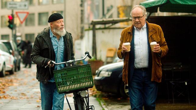 Reinhard Bielefelder (Bill Mockridge) und Klaus Schmitz (Hartmut Volle) sprechen über ihren aktuellen Fall.