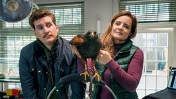 Die freie Tierärztin Dr. Susanne Mertens (Elisabeth Lanz) untersucht einen verletzten Falken. Zoodirektor Jasper Winter (Dominik Weber) hängt sehr an dem Tier, wodurch Susanne das Überleben eines anderen Zootieres sichern kann.