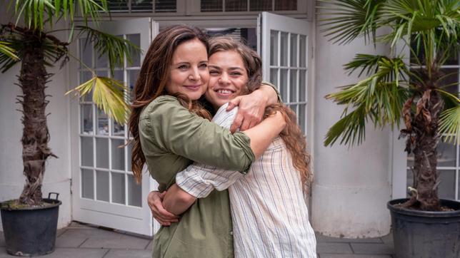 Die Wiedersehensfreude zwischen Mutter (Elisabeth Lanz) und Tochter (Lilly Wiedemann) ist groß, auch wenn Tierärztin Dr. Mertens von Luisa ein wenig überrumpelt wurde.