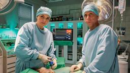 Dr. Susanne Mertens (Elisabeth Lanz) muss ein kleines Kapuzineräffchen Not operieren, Cheftierpfleger Conny Weidner (Thorsten Wolf) assistiert.