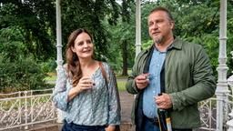 Susanne Mertens (Elisabeth Lanz) lacht mit Alpakafarmer Mike Redmann (Matthias Komm). Sie hat sich seit dem Tod ihres Mannes Christoph Lentz vor über einem Jahr mit keinem Mann mehr verabredet. Kann sie den Abend genießen?