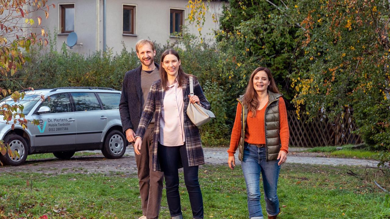 Susanne Mertens (Elisabeth Lanz) zeigt dem jungen Pärchen Cora (Christin Alexandrow) und Daniel Lehmann (Maik Rogge) ihr Wochenendhaus. Kommen die beiden als Käufer:innen infrage?