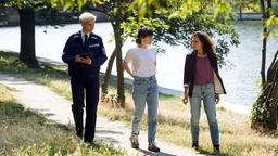 Am Ufer der Spree befragen Marlene Weber (Oska Borcherding) und Jasmin Sayed (Sesede Terziyan) die Mitbewohnerin des Ermordeten, Constanze Brenner (Paula Hans).