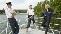 An Bord der Silbermöwe tauschen Wolf Malletzke (Christoph Grunert), Fahri Celik (Hassan Akkouch) und Marlene Weber (Oska Melina Borcherding) die neuesten Erkenntnisse aus, die sie gerade im Umweltaktivst*innen-Camp gesammelt haben.