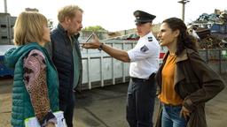 Auf dem Recyclinghof am Berliner Westhafen zeigen Jasmin Sayed (Sesede Terziyan) und Wolf Malletzke (Christoph Grunert) den Betreibern Arnd  (Patrick Joswig) und Tatjana Köhler (Jennipher Antoni) das Foto ihres toten Mitarbeiters.