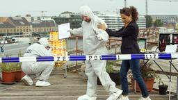 Auf der Start Up-Terrasse über der Spree, stellt Jasmin Sayed (Sesede Terziyan) den möglichen Tathergang nach (mit Komparsen).