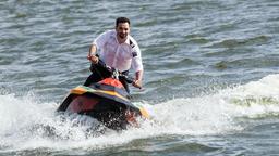 Auf einem Jetski verfolgt Fahri Celik (Hassan Akkouch) einen flüchtigen Kurierfahrer auf der Havel.