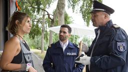 Axel Sommer (Oliver Breite) und Fahri Celik (Hassan Akkouch) konfrontieren die Mitarbeiterin des Spree-Biergartens Jenny Baumann (Jaëla Probst) mit der Tatwaffe.