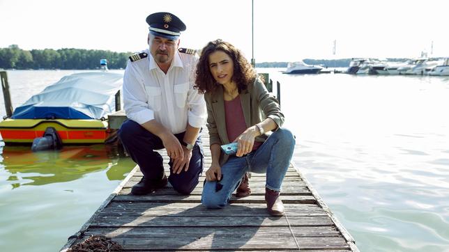 Axel Sommer (Oliver Breite) und Jasmin Sayed (Sesede Terziyan) begutachten Spuren am Steg neben dem Leichenfundort.