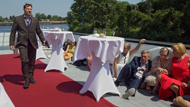 Bernd Schrade (Steven Merting) hat das Ausflugsboot MS Bettina gekidnappt und hält die Partygäste als Geiseln.