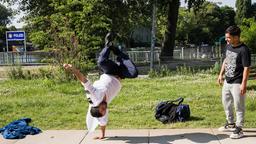 Breakdance-Battle vor der Wache: Fahri Celik (Hassan Akkouch) und Mahmud Anwar (Maradona Akkouch).