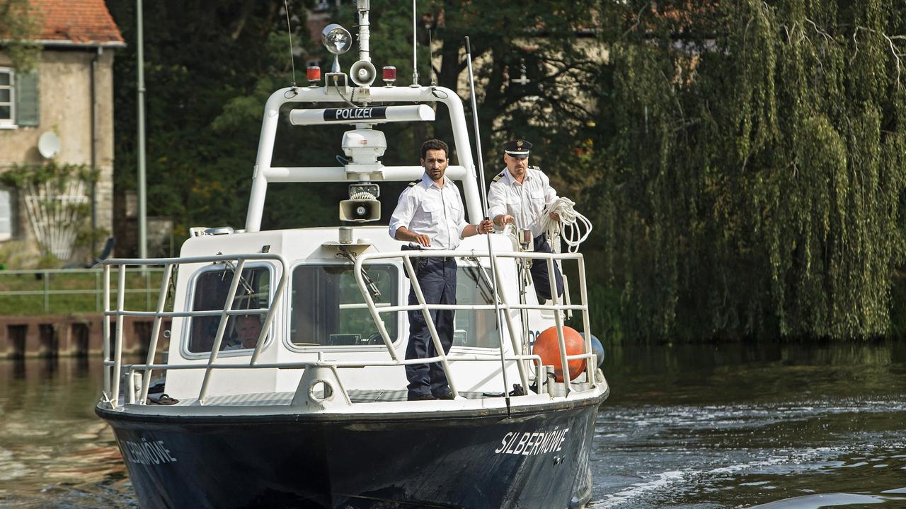 Fahri Celik (Hassan Akkouch) und Axel Sommer (Oliver Breite) haben eine Leiche in der Spree entdeckt und machen sich mit der "Silbermöve" auf, sie zu bergen.