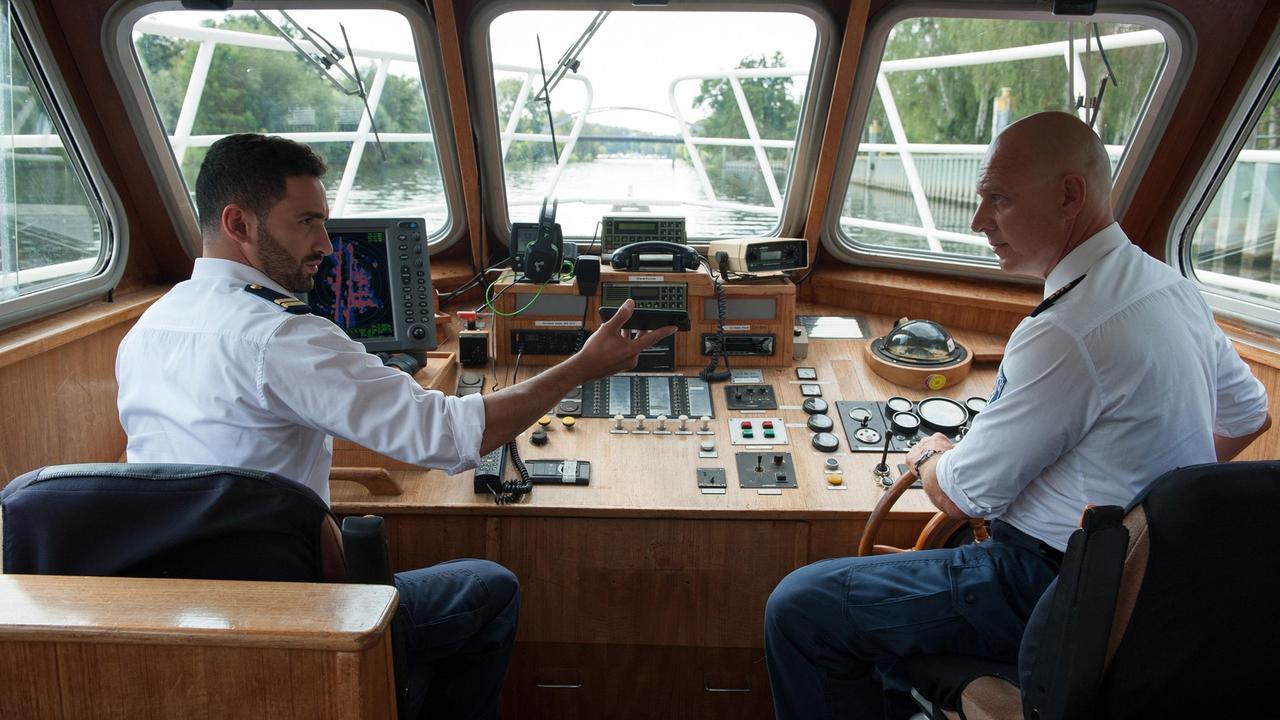 Fahri Celik (Hassan Akkouch) und Wolf Malletzke (Christoph Grunert) auf Krokodiljagd.