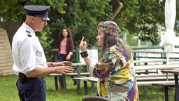 Jasmin Sayed (Sesede Terziyan) beobachtet wie Trudy Stritter (Karin Oehme) Wolf Malletzke (Christoph Grunert) trotzig mit einem Mittelfinger abservieren will.