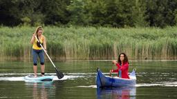 Jasmin Sayed, (Sesede Teriyan) ist am frühen Morgen mit dem Kanu auf der Müggelspree unterwegs. Dort trifft sie auf Sophie Reuting  (Kompaarsin) auf dem SUP.