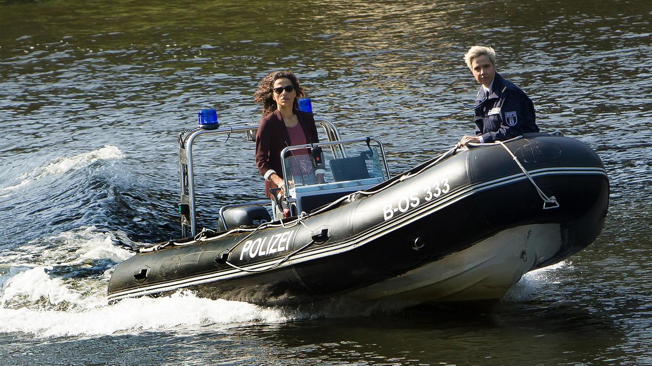 Jasmin Sayed (Sesede Terziyan) und Marlene Weber (Oska Borcherding) pesen über die Spree zu einer Verdächtigen.