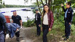 Jasmin Sayed (Sesede Terziyan) und Paula Sprenger (Sarina Radomski, 3.v.r..) verfolgen den Abtransport der Leiche.