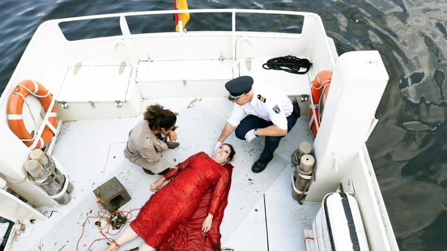 Jasmin Sayed (Sesede Terziyan) und Wolf Maletzke (Christoph Grunert) untersuchen die Tote auf der Silbermöwe. Wolf entdeckt ein Wunde am Kopf.