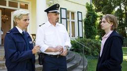 Marlene Weber (Oska Borcherding) und Axel Sommer (Oliver Breite) konfrontieren Schüler Eric Brodelten (Laurids Schürmann) mit den Ecstasy-Pillen, die sie bei ihm gefunden haben.