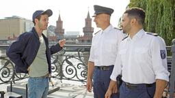 Nahe der Oberbaumbrücke, am Angelplatz der verschwundenen Ava Kleiner, berichtet Ben Kleiner (Gabriel Schneider) Wolf Malletzke (Christoph Grunert) und Fahri Celik (Hassan Akkouch), wann er seine Frau das letzte Mal gesehen hat.