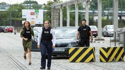 Paula Sprenger (Sarina Radomski, mi.), Bettina König (Domique Chiout, li.) und SEK-Einsatzleiter Mario Blasic (Johann Fohl, re.) beobachten das gekidnappte Ausflugsboot MS Bettina.