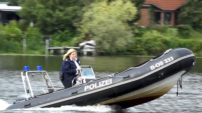 Hanna Kowollik (Marie Schöneburg) unterwegs im Polizeiboot