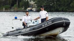 Wolf Malletzke (Christoph Grunert) und Fahri Celik (Hassan Akkouch) mit dem Polizeiboot auf dem Weg zur Ruderstrecke Grünau - die Olympionikin Dagmar Ehwald wurde tot im Wasser gefunden.