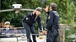 Das Polizeiboot legt an