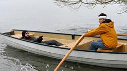 Der Entführer (Eidin Jalali) zwingt Niklas Fehrenbach (Noah Calvin) über den Bodensee zu rudern.