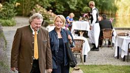 Nele Fehrenbach (Floriane Daniel , r.) weiß, dass Herbert Stemmler (Werner Biermeier, l.) Kontakt mit einem Tatverdächtigen hat.