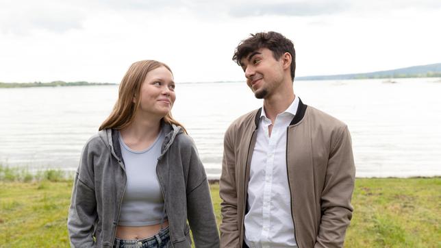 Emilia Kirves (Lilli Salonen) und Emre Apak (Lazar Simaifar) sind befreundet.