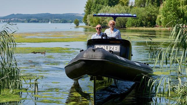 Ermittlungen in der "Liebesbucht": Paul Schott (Tim Wilde) und Nele Fehrenbach (Floriane Daniel) auf der Bodan 2.