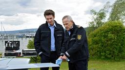 Jakob Frings (Max König) und Paul Schott (Tim Wilde) sehen sich die gekenterte Segeljolle genauer an.