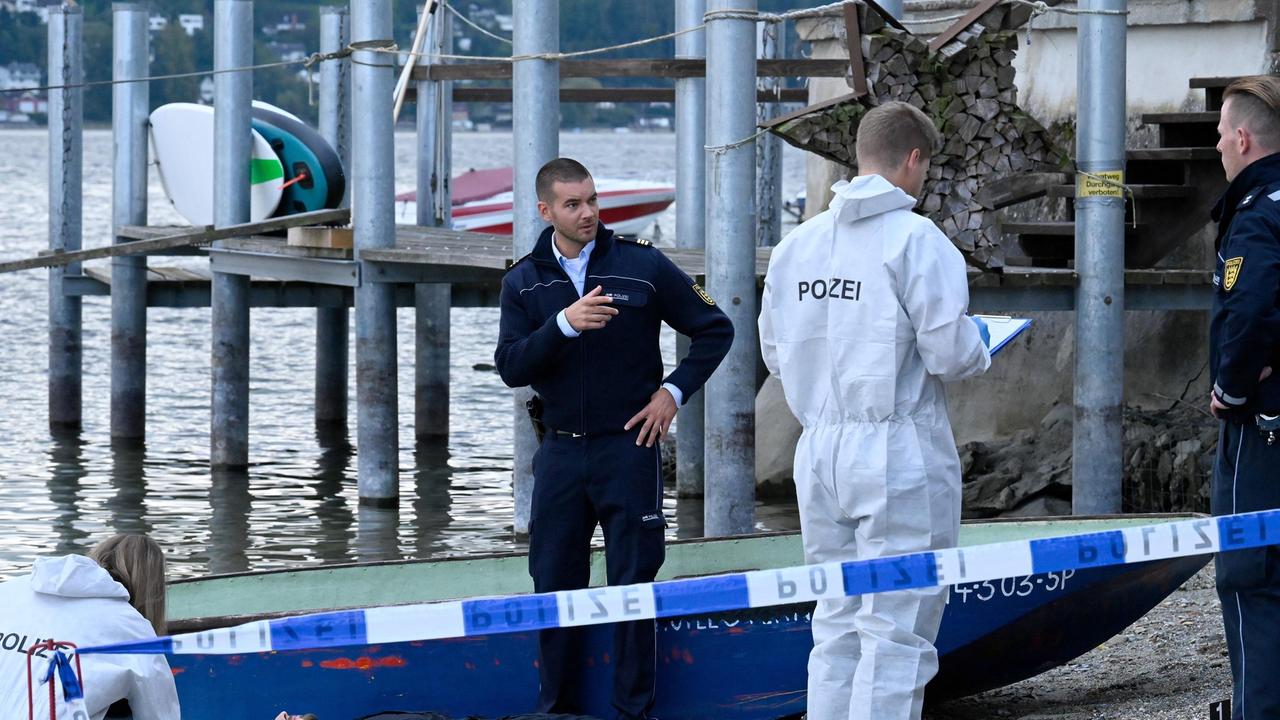 Jakob Frings (Max König) untersucht gemeinsam mit der Spusi (Komars:innen, l. u.) den Tatort, an dem die Leiche von Frank Schandau (Luca Torzi, liegend) gefunden wurde.