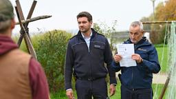 Jakob (Max König) und Paul (Tim Wilde) statten den Wennings (Nico Liersch) mit einem Durchsuchungsbeschluss einen Besuch ab.