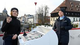 Julia Demmler (Wendy Güntensperger) und Nele Fehrenbach (Floriane Daniel) wurden gerufen, um einen pöbelnden Passagier von einer Fähre zu holen. Doch bevor sie realisieren, dass es diesen nicht gibt, legt die Fähre schon ab.