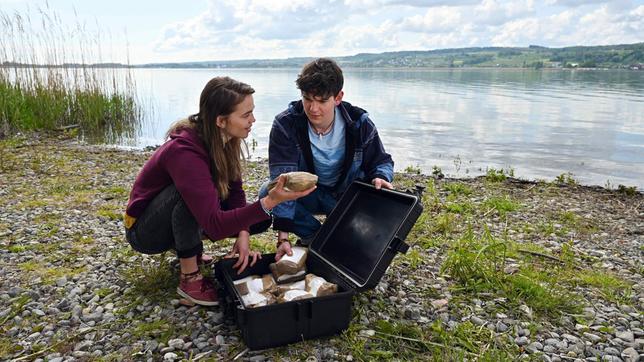 Katja Hartmann (Matilda Merkel) und Marco Reichert (Silvio Kretschmer) finden am Ufer des Bodensees einen Koffer voller Kokain.